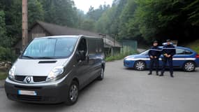 Des gendarmes sur les lieux de la tuerie, le 6 septembre 2012, deux jours après le drame.