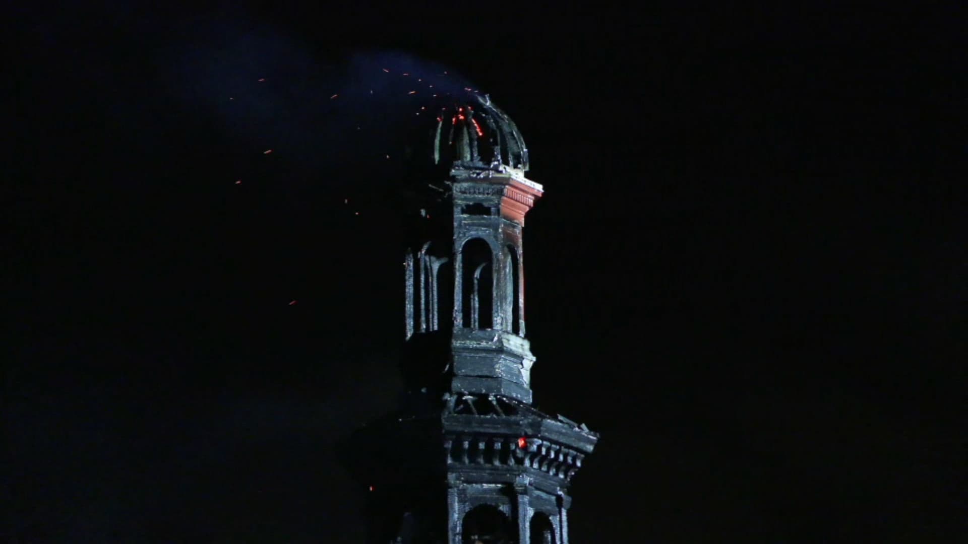 La flèche de la mairie du 12e arrondissement, noircie par l'incendie qui l'a touchée lundi 27 janvier 2025.
