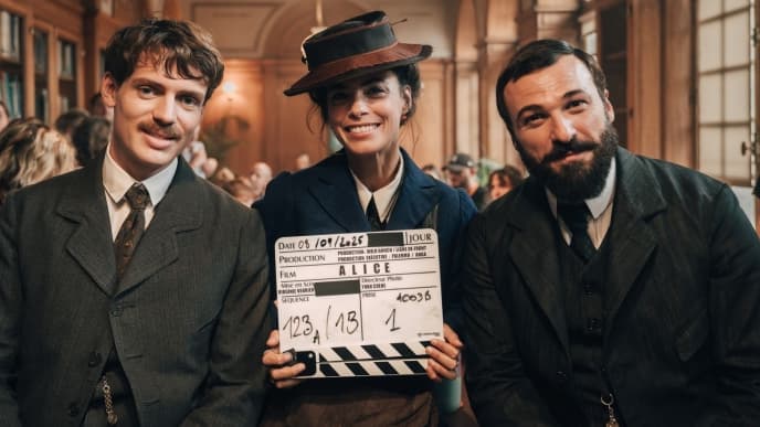 Oscar Lesage, Bérénice Béjo et Thibault Evrard dans la série "Alice".