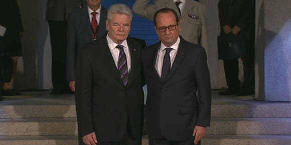 François Hollande et Joachim Gauck, se sont donné dimanche une longue accolade pour célébrer l'amitié entre leurs deux pays.