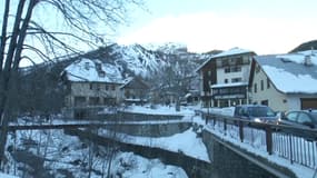 Le village d'Entraunes, près duquel quatre skieurs ont été emportés par une avalanche