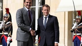 Le Président Emmanuel Macron et l'émir du Qatar Hamad al-Thani, le 15 septembre 2017 à l'Elysée à Paris. 