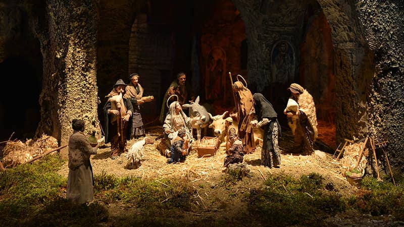 La crèche chrétienne met en scène la naissance de Jésus de Nazareth dans une étable ou une grotte. 
