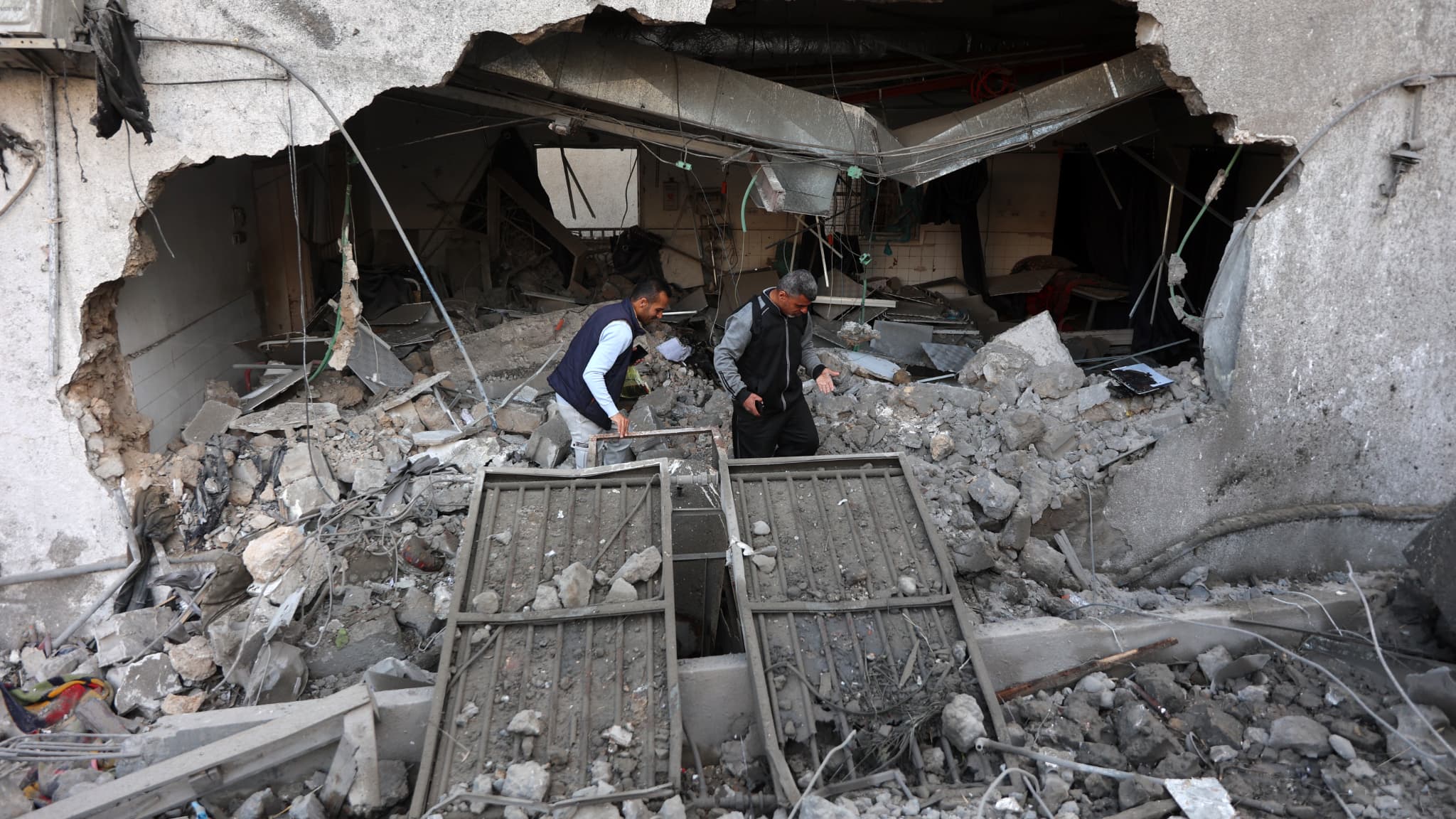 Des personnes vérifient les destructions après une frappe israélienne sur l'hôpital Al-Ahli, également connu sous le nom d'hôpital baptiste ou Ahli Arab, dans la ville de Gaza, le 13 avril 2025. 