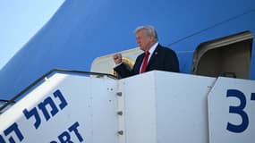 Donald Trump à sa sortie d'Air Force One à son arrivée à Tel Aviv le 13 octobre 2025