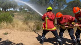 Des pompiers membres d'un groupe d'intervention contre les feux de forêts, dans le Var, à la mi-juillet.