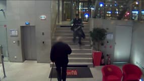 Abdelhakim Dekhar faisant irruption armé dans le hall de BFMTV.