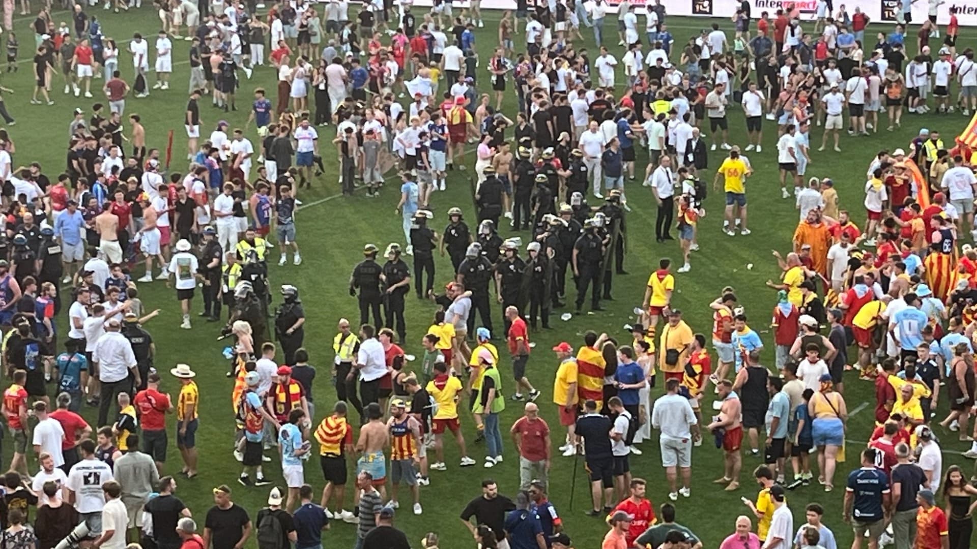 Barrage Top 14 Grenoble-Perpignan - Des bagarres ont éclaté sur la pelouse entre supporters Barrage Top 14 Grenoble-Perpignan - Des bagarres ont éclaté sur la pelouse entre supporters