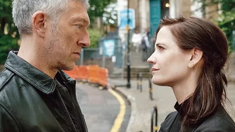 Vincent Cassel et Eva Green dans la série Apple TV+, "Liaison". 