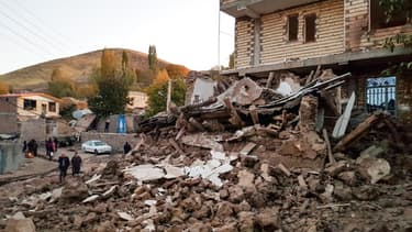 Les débris d'un bâtiment dans le village de Varnakesh, au nord-ouest de l'Iran, après un séisme de magnitude 5.9 le 8 novembre 2019