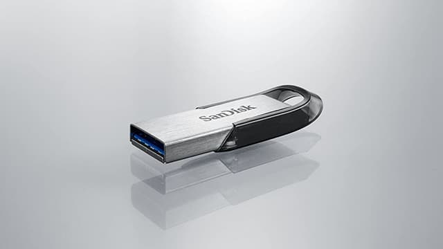 Cette clé USB grande capacité est toujours aussi performante et son prix ne  remonte pas