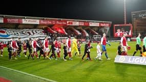 L'équipe de Brest entre sur la pelouse avant son match contre Lorient le 20 décembre 2024