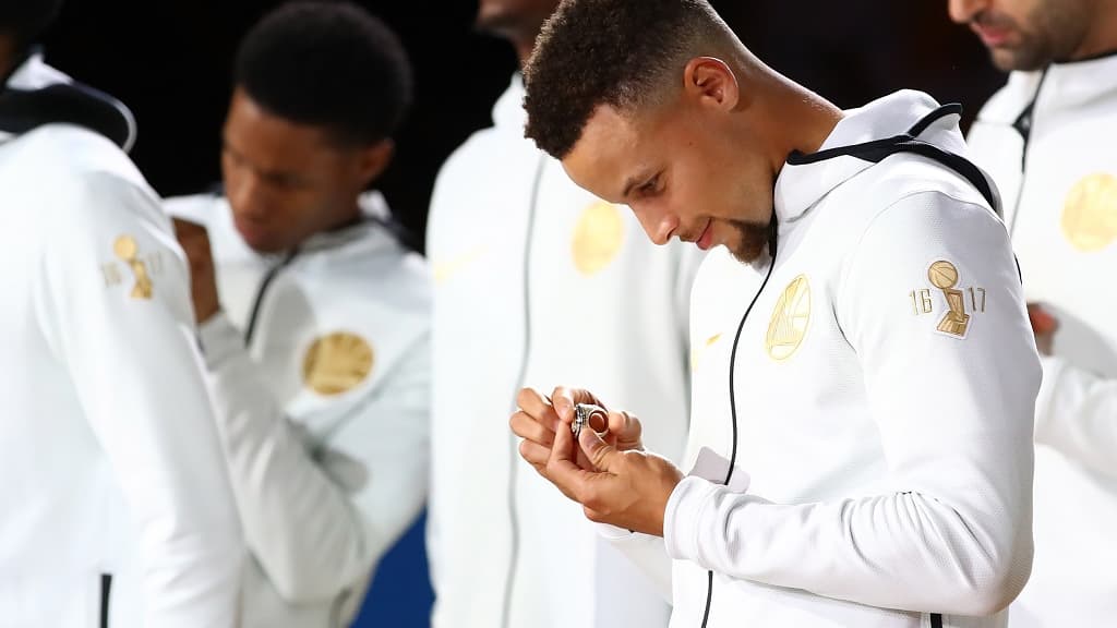 Stephen Curry avec sa bague de champion NBA Stephen Curry avec sa bague de champion NBA