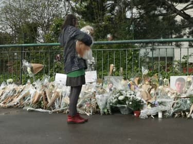 Des fleurs posées sur le sol en hommage à Philippe, mort à 22 ans après une violente agression à Grande-Synthe (Nord), dans la nuit du 15 au 16 avril.