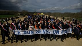 Des manifestants mobilisés à Castres dans le Tarn, le 8 mars 2025, pour la poursuite du chantier de l'A69 suspendu par la justice