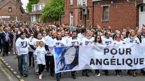 Des centaines de personnes défilent lors d'une marche blanche le 1er mai 2018 en hommage à la jeune Angélique, tuée fin avril à Wambrechies dans le Nord. 