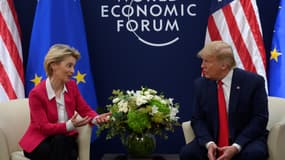 Le président américain Donald Trump s'entretient avec la présidente de la Commission européenne Ursula von der Leyen avant leur rencontre au Forum économique mondial de Davos, le 21 janvier 2020.