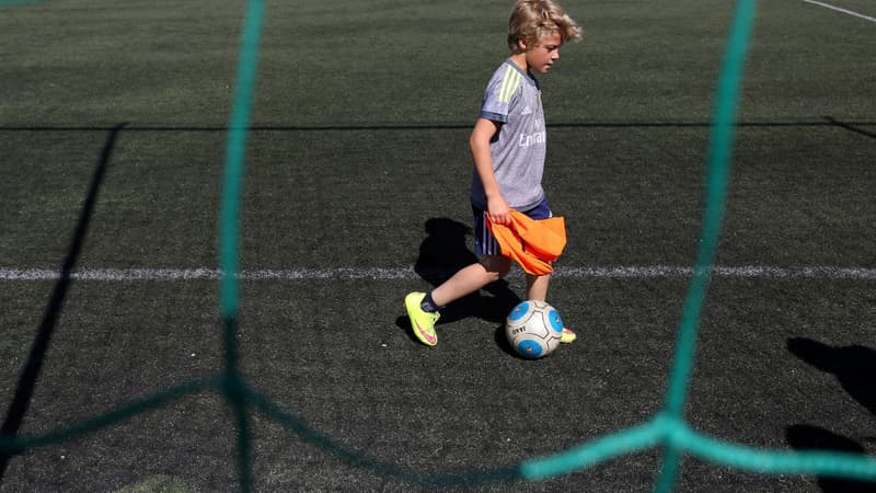 Un enfant joue au football sur du gazon artificiel en Croatie en avril 2016 