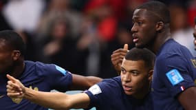 Kylian Mbappé avec Ibrahima Konaté pendant un match de l'équipe de France en 2022