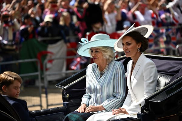 Kate en Camilla, wanneer ze aankomen bij de militaire parade "kleurkrachten" 2 juni 2022.