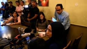 Ainnurul Aisyah Yunos, épouse de l'homme d'affaires turc Ihsan Aslan arrêtée en vertu de la Loi sur les infractions de sécurité, s'adresse aux médias à Ara Damansara dans la périphérie de Kuala Lumpur le 8 mai 2017