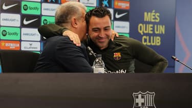 Xavi et Joan Laporta s'embrassent lors de l'annonce de la continuité de l'entraîneur sur le banc de Barça pour la saison 2024-2025, le 25 avril 2024