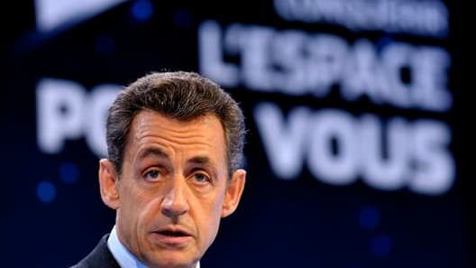 Nicolas Sarkozy s'est engagé à continuer à donner à l'industrie spatiale française les moyens de se développer, lors de sa visite mardi à Toulouse pour le 50e anniversaire du Centre national d'études spatiales (Cnes). Le chef de l'Etat a en outre pressé l