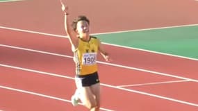 Sorato Shimizu après avoir couru 100m en 10"00 en finale des Championnats scolaires à Hiroshima, le 26 juillet 2025.