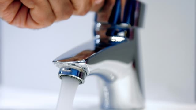 Environ 180.000 personnes étaient privées d'eau potable jeudi dans le Finistère après le débordement d'une cuve de digestat d'un méthaniseur à Châteaulin