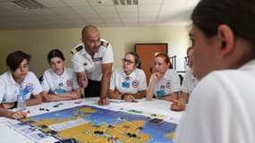 Des jeunes jouent à un jeu de stratégie militaire dans le cadre du Service national universel (SNU), le 24 juin 2019, sur la base de Luxeuil-Saint Sauveur (Haute-Saône).
