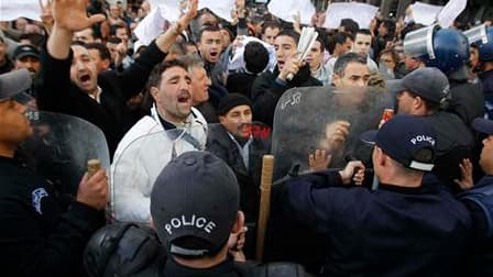 Des policiers ont encerclé samedi un demi-millier de manifestants qui tentaient de prendre part à un défilé de protestation dans le centre d'Alger s'inspirant des mouvements de révolte qui secouent une partie du monde arabe. /Photo prise le 19 février 201