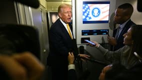 Donald Trump parle à la presse à bord du Air Force One, alors qu'il se dirige vers la Floride, le 14 novembre 2025