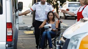 Une Israélienne quittant l'hôpital de Burgas, en Bulgarie, en vue d'un rapatriement en Israël. uit personnes -six Israéliens, le chauffeur bulgare du car et le kamikaze- ont été tuées mercredi dans un attentat suicide visant un autocar de touristes israél