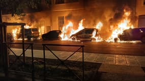 Des véhicules incendiés devant le commissariat de Cavaillon (Vaucluse) le 9 octobre 2024.