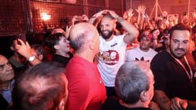L’accueil complètement fou des fans de l’Olympiacos pour Evan Fournier à son arrivée en Grèce, le 5 septembre 2024