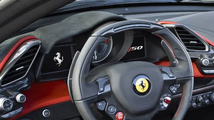 L'intérieur joue sur une dominante noire avec des rappels rouge.