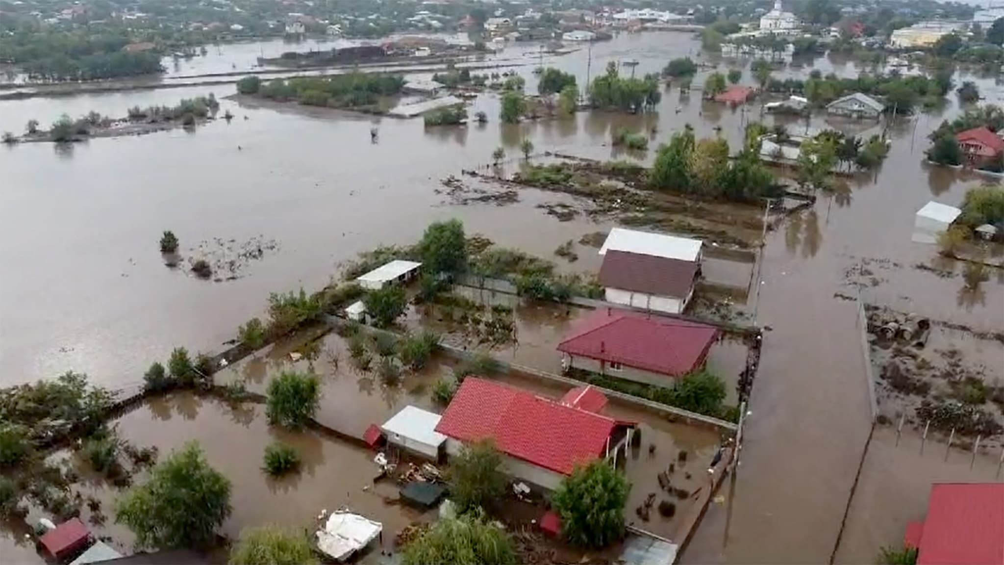 Cette photo prise à partir d'une vidéo aérienne le 14 septembre 2024 montre des maisons dans un paysage inondé à Pechea, dans le comté de Galati, en Roumanie.