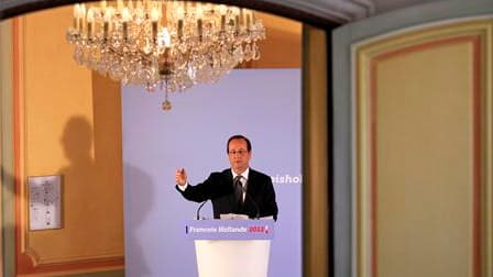 Lors d'une conférence de presse à Paris, François Hollande, a déclaré vouloir interdire aux banques françaises de traiter avec des fonds spéculatifs, des paradis fiscaux, ou des établissements situés dans des paradis fiscaux. /Photo prise le 9 novembre 20