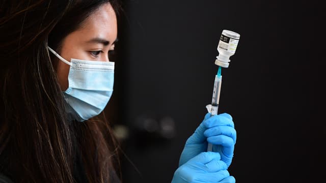 Une dose de vaccin en préparation à Los Angeles le 7 janvier 2022