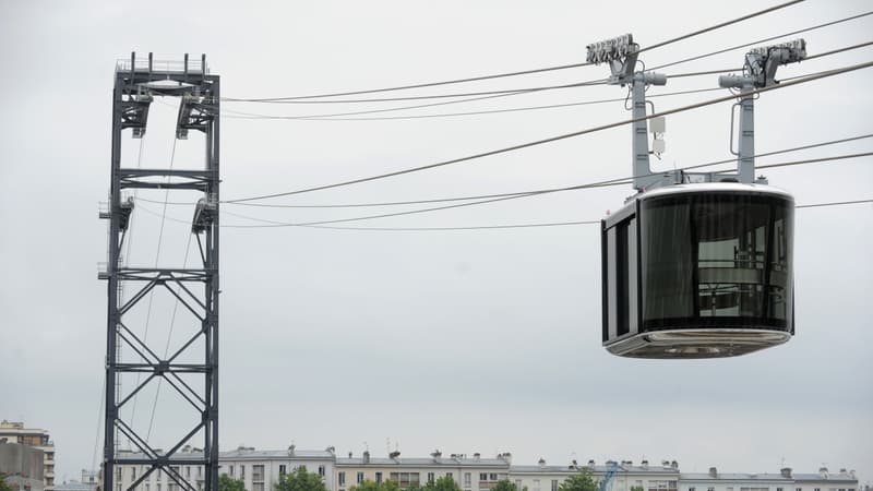 La première cabine du téléphérique urbain de Brest, le premier d'une série en France, a été installée mercredi 17 août. Mise en service prévue en octobre. 