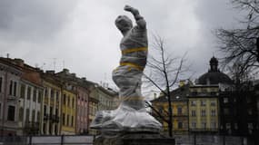 Une statue sous plastique