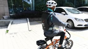 Légende AFP (via Google Traduction): Un ancien chauffeur désigné de DiDi, qui conduit pour des personnes ivres et peut être réservé sur une plateforme de la société de transport chinoise DiDi, livre désormais des produits de première nécessité aux clients qui restent chez eux au lieu de sortir boire un verre pendant la période, ville de Hangzhou, province du Zhejiang (est de la Chine), 17 mars 2020. 