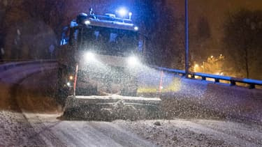 Une déneigeuse ce mardi 6 février sur la N118, dans les Yvelines. Le sel empêche lui l'eau de geler à 0°C, donc à la neige d'adhérer à la chaussée.
