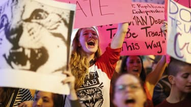 Des femmes manifestent au pied de la tour Trump à New York, le 20 octobre 2016, contre Donald Trump qui n'était encore que candidat. Les sorcières contemporaines luttent entre autres pour les droits des minorités. (Photo d'illustration)