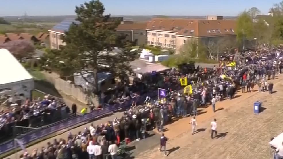 Les coureurs dans le Vieux Quaremont, Tour des Flandres, 6 avril 2025