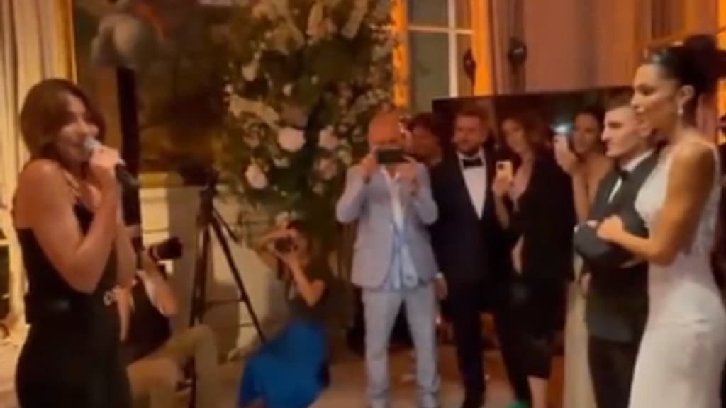 Carla Bruni chante face aux mariés Carla Bruni chante face aux mariés