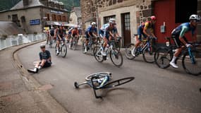 Wout Van Aert chute lors de la 11e étape du Tour de France, le 10 juillet 2024