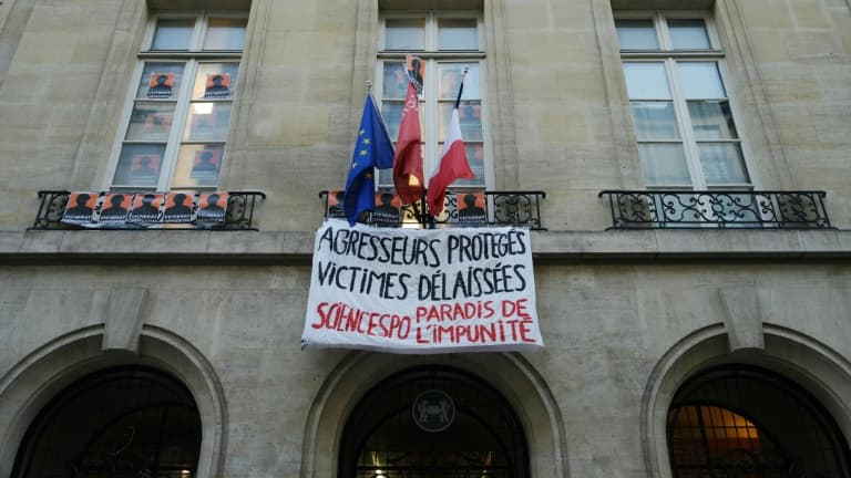 Des étudiants occupent Sciences Po pour demander la démission de son directeur Mathias Vicherat, entendu par la police dans une affaire de violences conjugales, le 7 décembre 2023 à Paris
