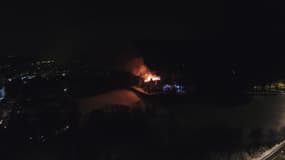 L'incendie du château de Divonne-les-Bains vu par un drone - Témoins BFMTV