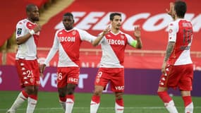 L'attaquant monégasque Wissam Ben Yedder (2e d), félicité par ses coéquipier, après avoir marqué le 3e but sur pénalty face à Dijon, lors de leur match de L1, le 11 avril 2021 au stade Louis II